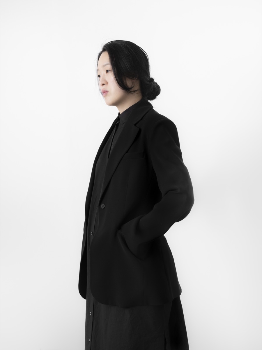 작가 신이피의 초상