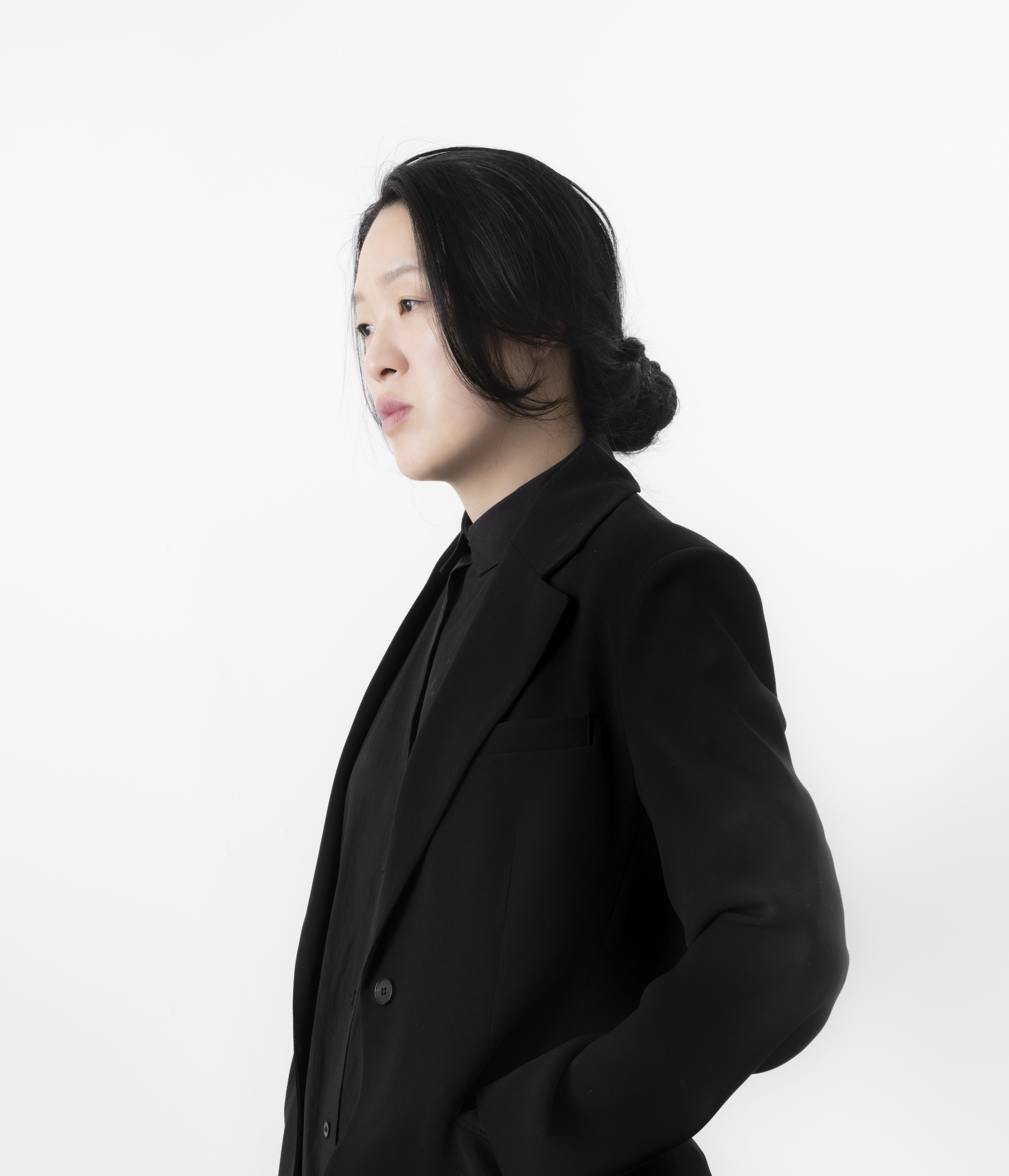작가 신이피의 초상